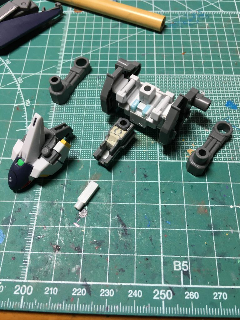 　詳細なパーツ構成はこちら。・前方：プリムローズⅡの接続部はXA⑦(ウーンドウォートのコンポジット・シールド・ブースターを固定するパーツ)の肉抜きをエポパテで埋める＋ポリキャップを仕込んでいます。さらに、ジャンクパーツで小口径のメガ粒子砲を装備、アクションベース用の3mmジョイントもあります。0.8mm真鍮線でコアパーツと接続。・左右：XB⑯(ウーンドウォート・ラーで使う脚のジョイント)と、XB⑭(正規のフルドドⅡを組む時のサブアーム)の組み合わせ。XB⑯は裏にプラ板や半円形のランナーを貼って密度を高めています。ここは力がかかるので1.5mm真鍮線を通して接着。 