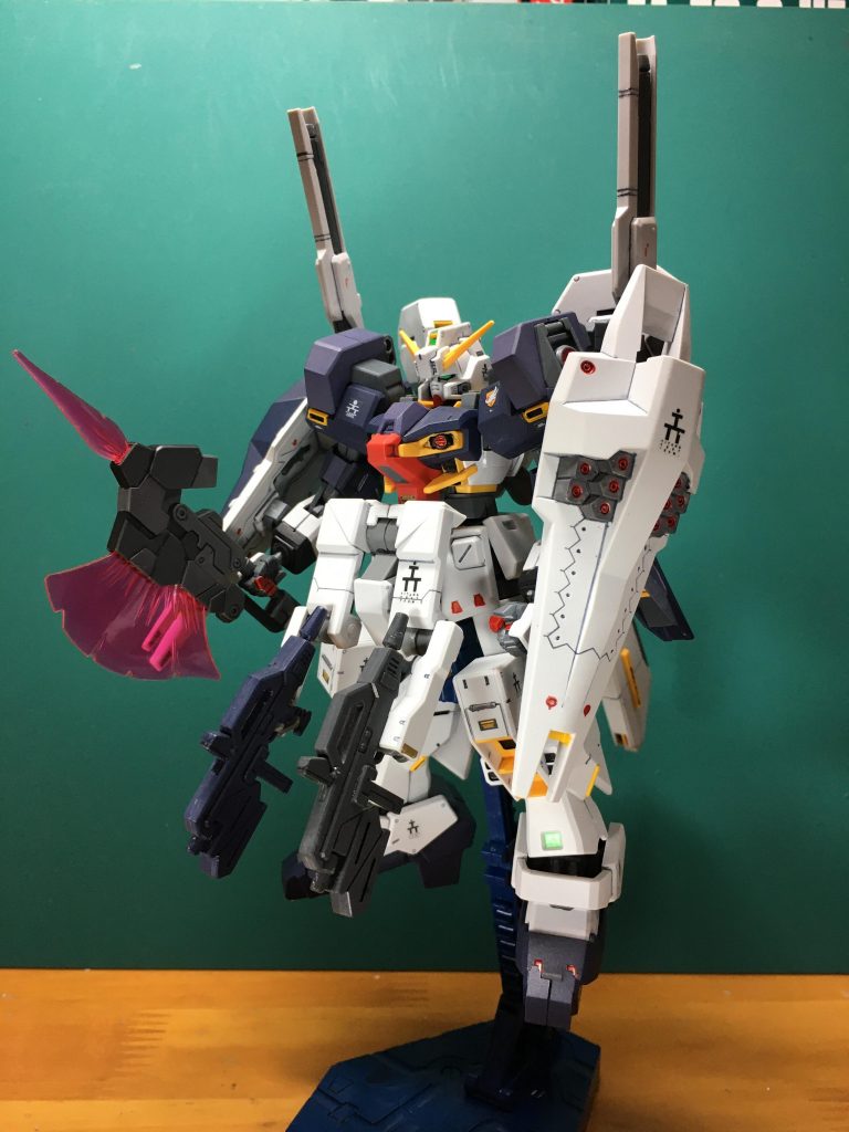 「トライ・ブースター・ユニット装備」。ヘイズル2号機ではトライ・ブースター・ユニットの重量に振り回されることがあったが、ハイゼンスレイではその出力に見合ったバランスがとれており、理想的な運用プランの一つであったとされる。