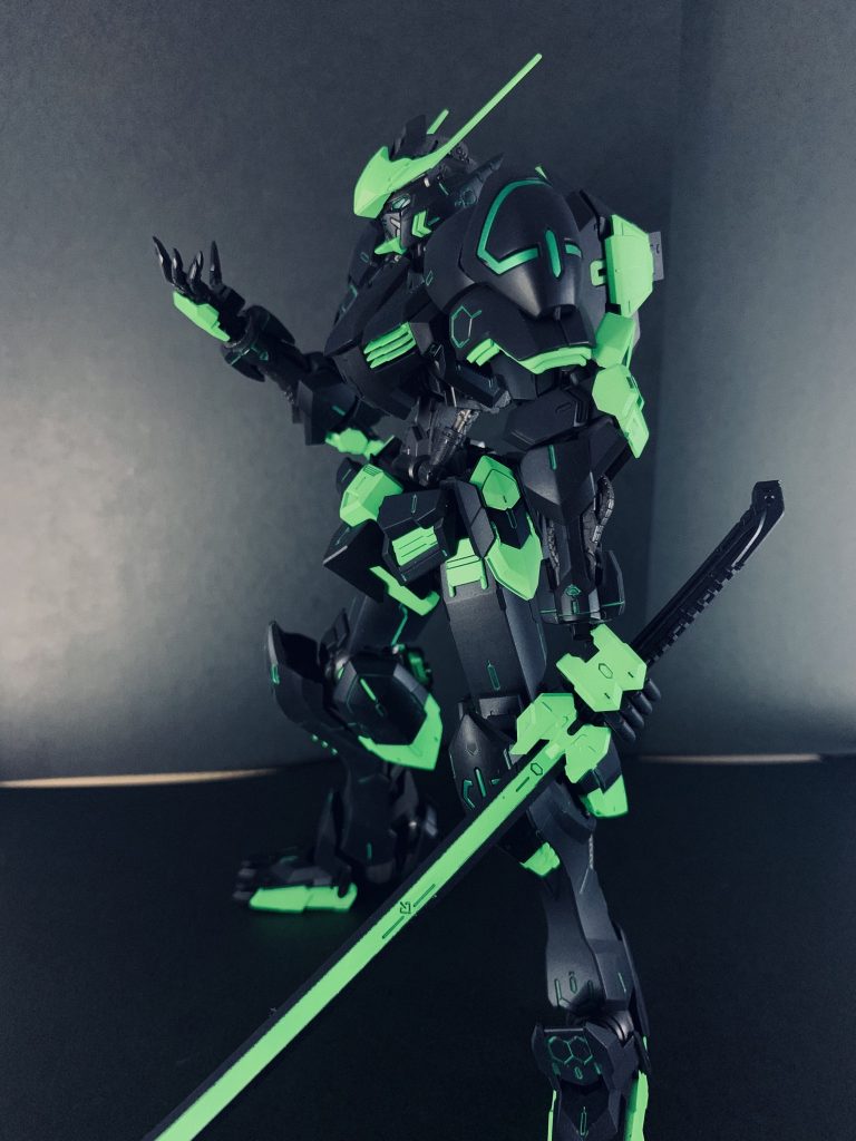 腕部、胸部、脚部の電源マークはキャンディー塗装で表してみました
本当はクリアーパーツでしたかったんですが・・・