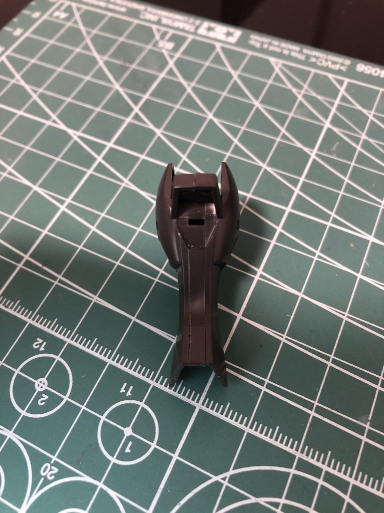 今回は筋彫りに初挑戦。合わせ目部分に対象になるように直線を引きました。