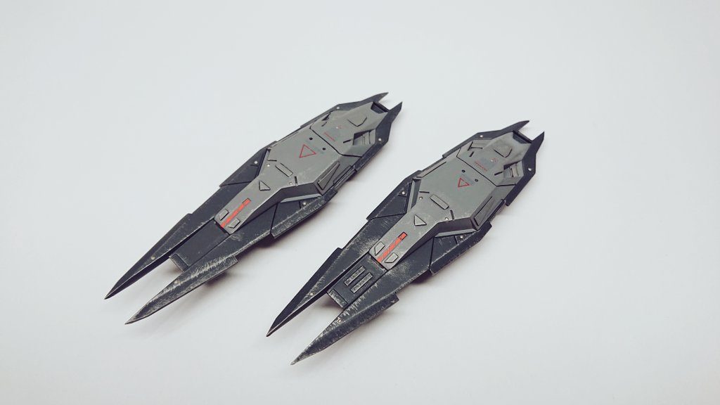 バインダーにはプラ板を貼りつけ、一部を切りとったりしてエッジを強調