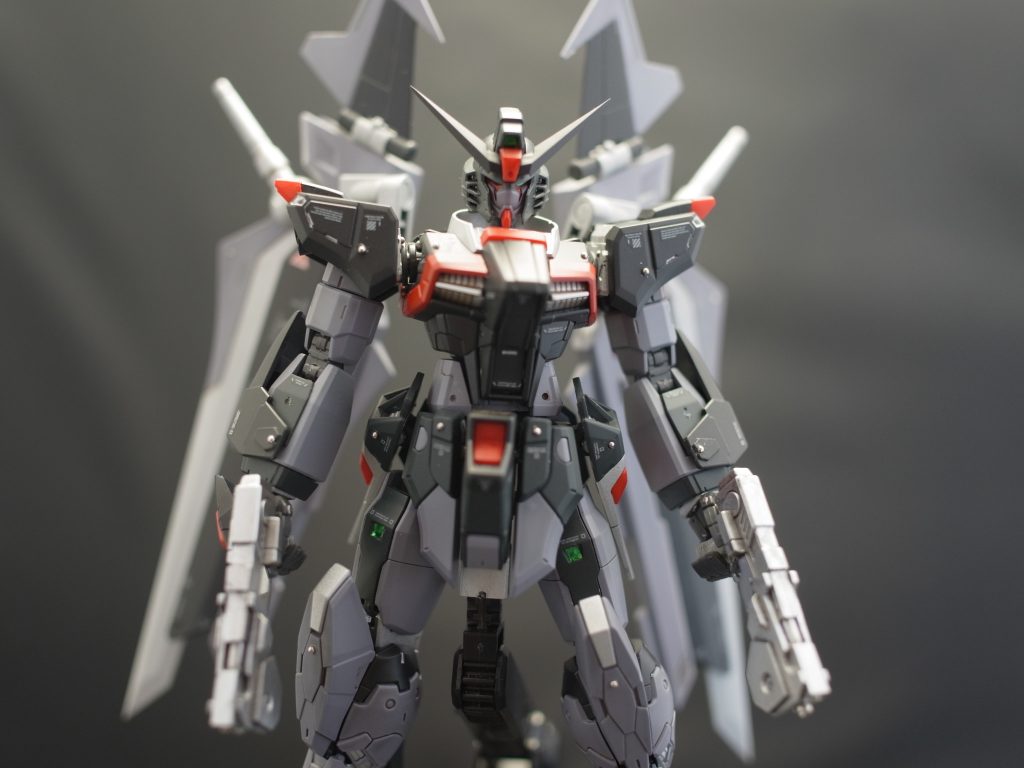 ノワールに2丁拳銃は外せません。HGストライクノワールのそれが小さくて貧弱だったので、追加パーツをくっつけて、デスペラード風こしらえました。
アントニオバンデラスのあれです。こいつで装甲にバンバン風穴を空けてくれ。