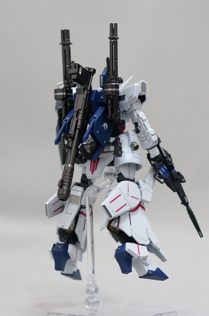 武装はビームマグナム以外にもユニコーンガンダムのガトリングとバズーカをバックパックに搭載しています。バックパックは元のものをベースにコンパクトにしています。