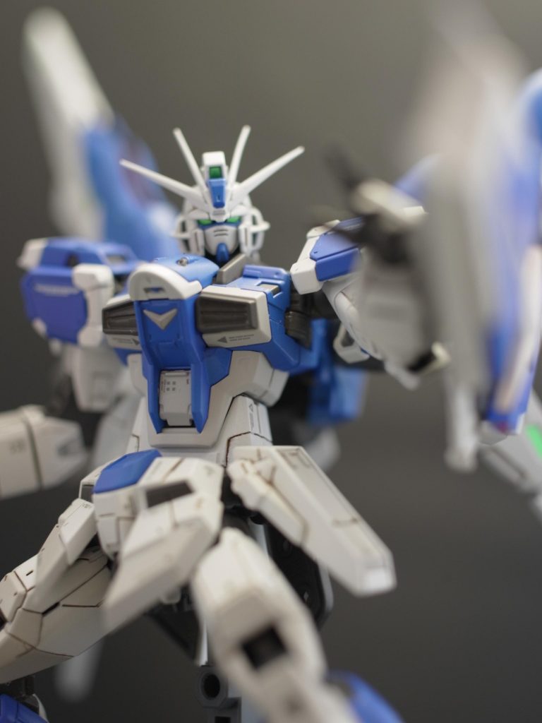 目は、目やセンサー部分の緑は100均ホイルシールをペタリ