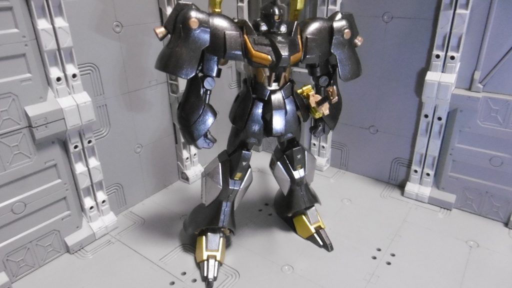 全体的なフォルムには「羽織袴」っぽさを意識してみました。
腕ヤクトの袖・グフＲ３５の腰・Ｒ・ギャギャの脚で和の印象を持たせ、肩はドーベンのサイドアーマーで鎧化。
妖怪の要素として、ヴァイエイトの頭とヴァサーゴの胴を使っています。
上半身をボリュームアップさせても下半身そのままなのは、通常移動時の機動力を確保するため。
普段の制作物では中々使う機会の無い、黒と金の塗装で仕上げました。
デカールではなく、手持ちのマーキングシールを適当に貼っています。漢字はＭＧ戦国アストレイの物。