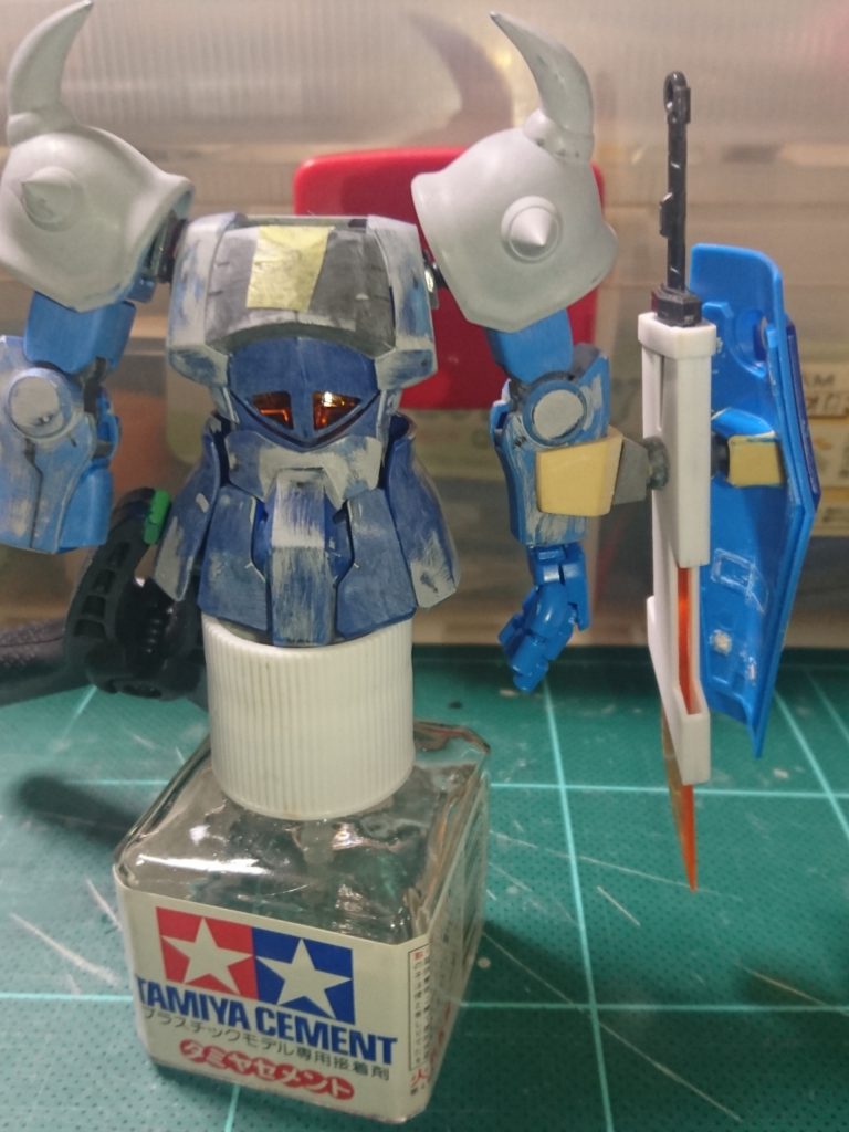 腕と盾の接続初期。この後もう少し密着するように調整してます。