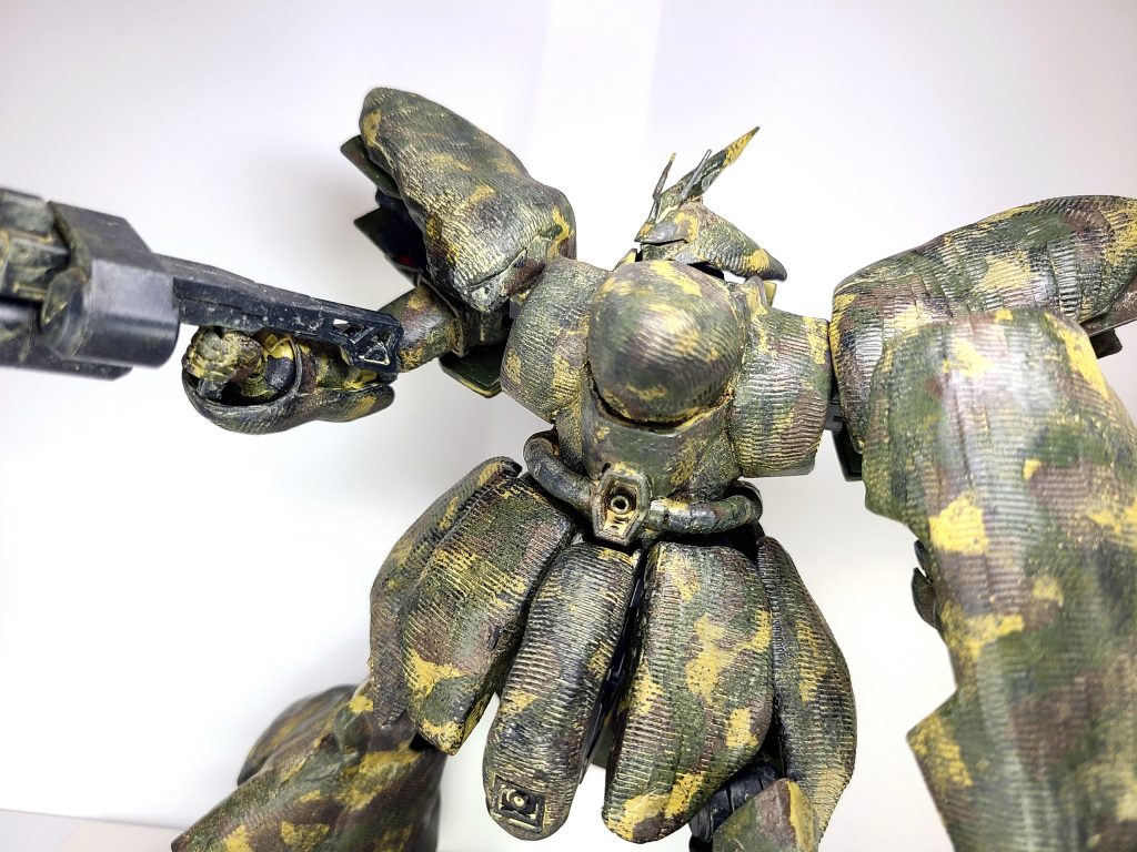 当時の作例本を参考にミドルストーン、マホガニー、カーキグリーンの三色迷彩で仕上げています。