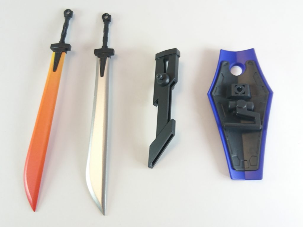 ヒートサーベルは実体剣と解釈しました。そうすると盾の裏に収まらないのでプラ板でオリジナルの鞘を作って自作ホルダーと盾の間にボールジョイントで接続しました。