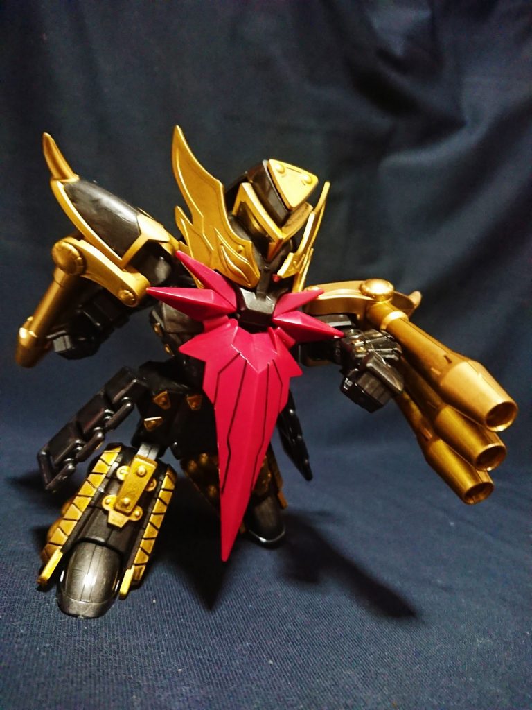 再版新キットでの制作となります。BBWとは違いメタリック成形のため、装飾以外は未塗装でも十分綺麗です。可動を重視したキットのためか腕や足腰の可動が優秀で、単体での完成度は高いです。