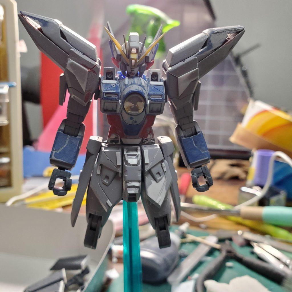 ウイングガンダムゼロをミキシングしてディテールなどを追加しています。
腰を少し延長してプロポーション調整も行っています。