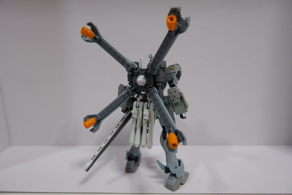 太陽炉搭載にあたっての変更は、頭部アンテナの4本化、Xスラスターの大型化、バーニアをGNバーニアに換装です。それと武装のGN化(設定)&ヒートダガーのクリアパーツ化をしました。