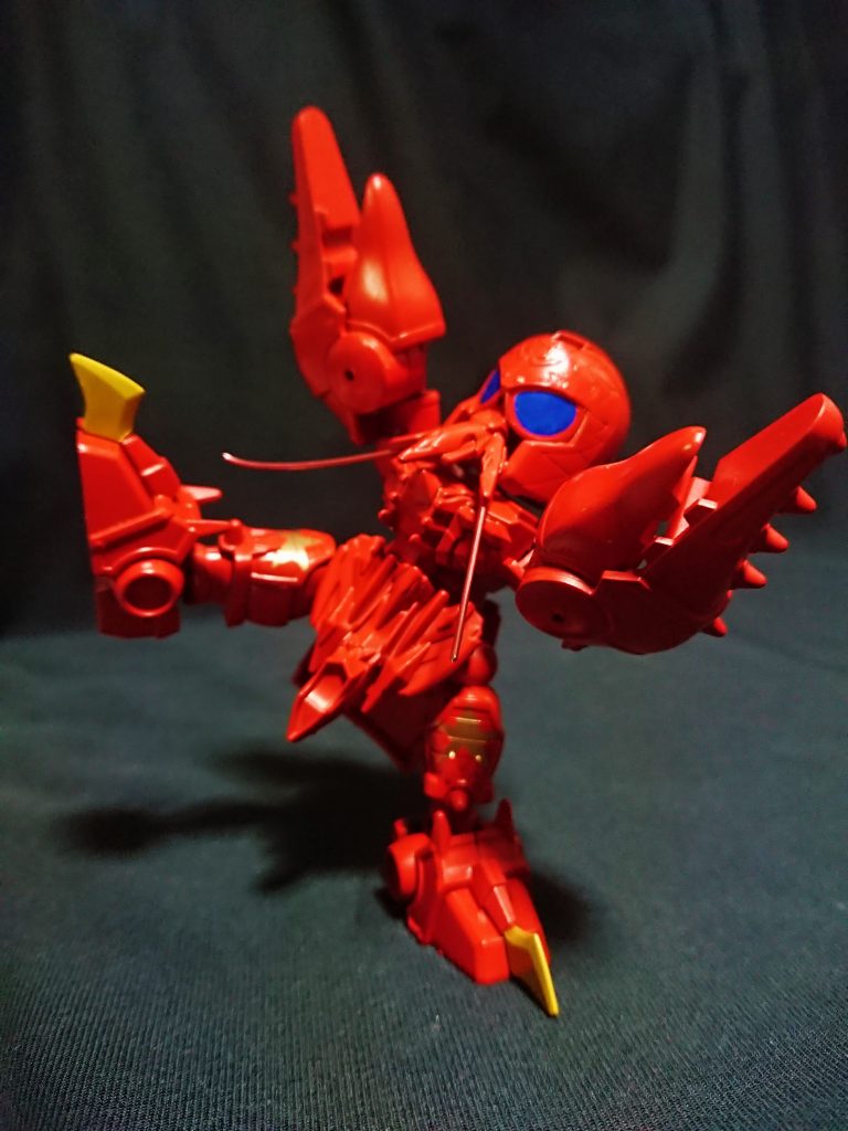 制作は夏候敦ギロスの頭部を見て思い付きました。ボス敦です。
そこに創傑伝の関羽νの頭飾りを加工し口を再現し、ワイヤーで髭を付けました。
体や爪は三国創傑伝と三国伝の太史慈を使用。
脚部は玄武装とノーマルの呂布トールギスを使用しました。
どのパーツも甲殻類ぽいのでかなりハマったかと思います。