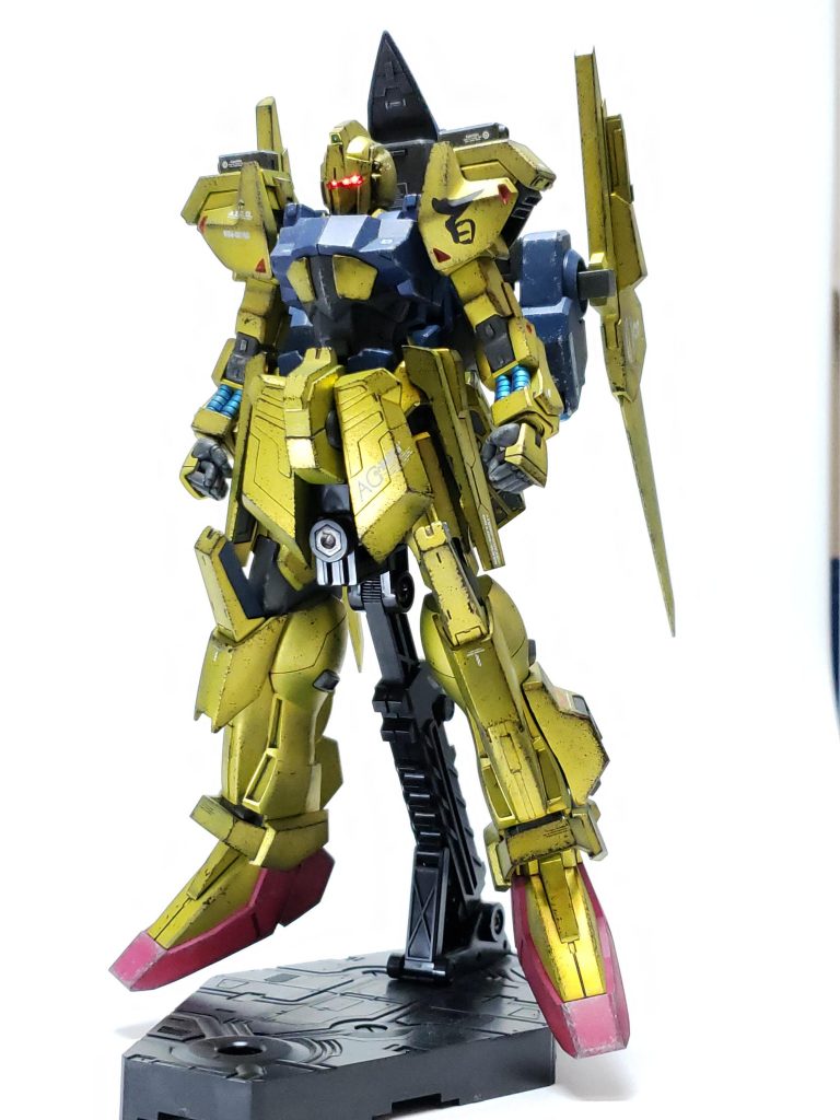 フェイスはUVレジン(クリア)で複製して、LEDを仕込んでます。
電池はバックパックに内臓してあります。