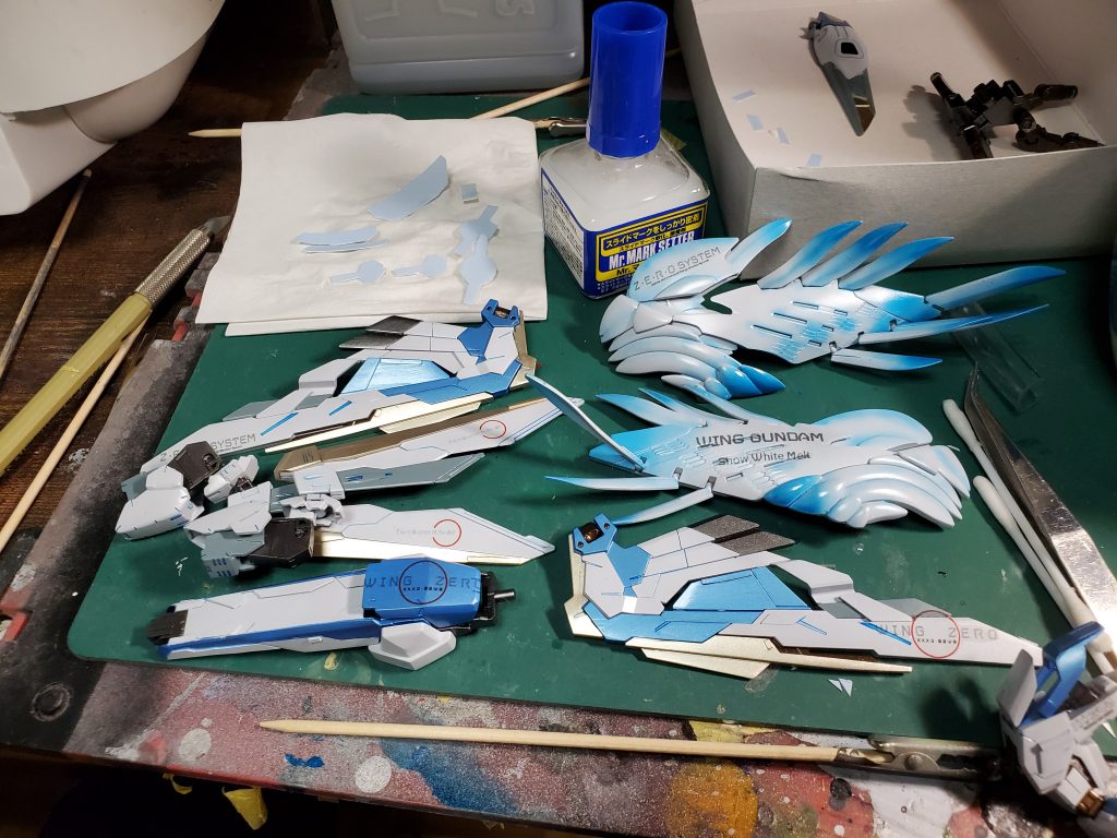 自作のデカールを貼ったところです。