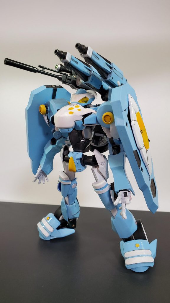 フル装備状態■武装・GNダブルキャノン背部ウェポンラックに装備されている、水平2連装のビームキャノン。ヴァーチェのGNキャノン一門と同等の威力を持ち、またそれぞれの砲身が上下に可動するため、射角が広い。・対MSスナイパーキャノンGN粒子非使用実弾兵装。旧人革連製200mm×25口径長滑腔砲を改造しサイレンサーを装着。・試作型 サブマシンガンアサルトライフルよりも広範囲に弾幕を張るサブマシンガン。軽量で装弾数が多く、ミサイルやバズーカの弾を迎撃する事に適している。・三連装ホーミングレーザー膝横のハードポイントに搭載可能な、ホーミングレーザー。粒子操作範囲がそこまで広くないため、追尾性能はあまり良くない。主に牽制用。