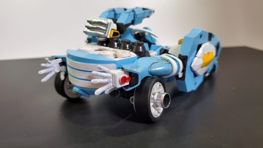 ・ビークルモード(タンクモード)地上を高速移動可能な形態。また格納形態も兼ねている。背部武装はこの形態でも使用可能であり、戦車としても運用可能。機体安定性がMS形態よりも向上する為、対MSスナイパーキャノンによる精密射撃時にも使用される。