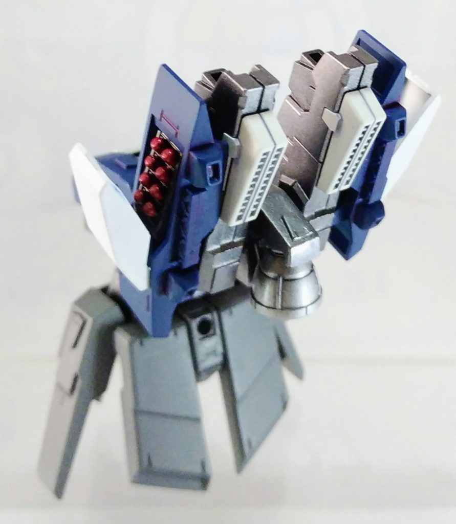 ライトニングガンダムは後ろ姿が寂しいので、バックパックを追加装備。バックパック左右にミサイルポッドも追加してみました。