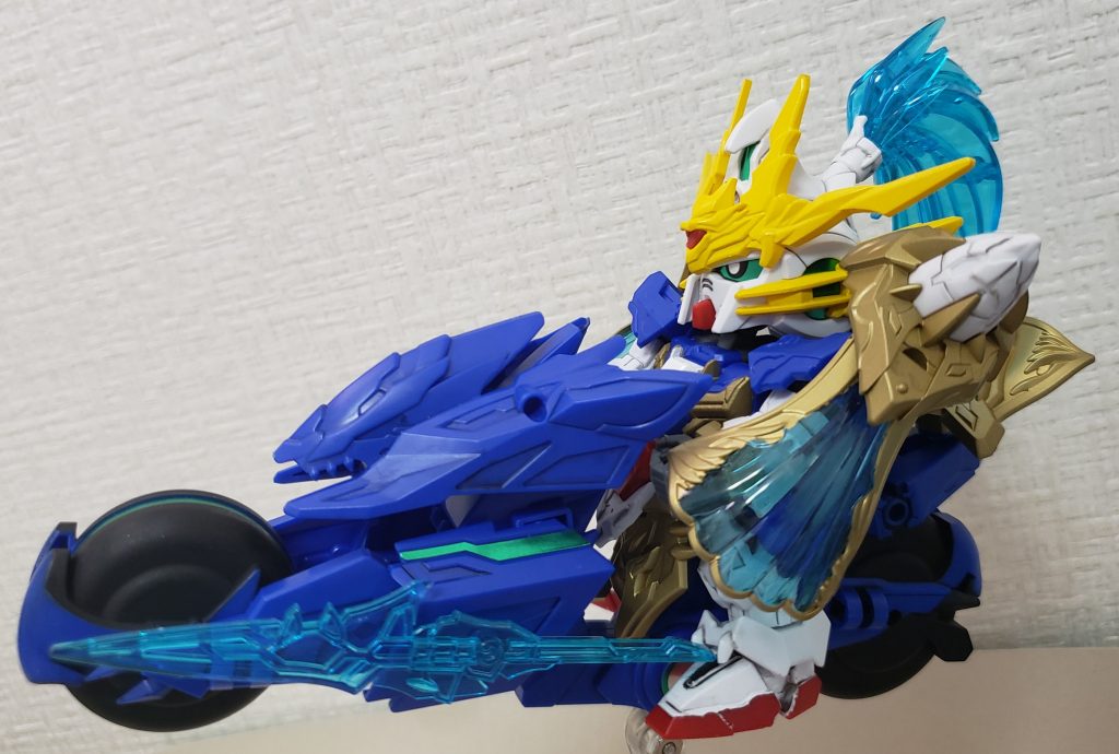 碧竜駆トリニティバイクに追加パーツするかたちで。ランナーは青単色です。エナメル塗料で塗って拭き取るいつものやり方。各所に穴があるので武器を取り付けられます。