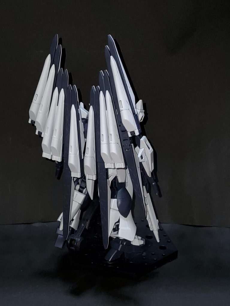 フィンファンネルとかちょい尖り気味だけど後ろから見たらほとんどDFF仕様。