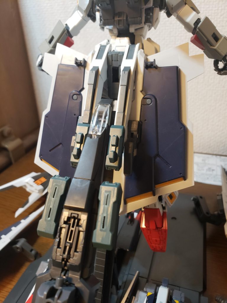 追加の大型ブースターはFAZZの余り物とシールドブースターとヘイズルアーリータイプ、ミサイルたくさんでやってます!接続ジョイントはPGユニコーンのエネルギーパックです(笑)+