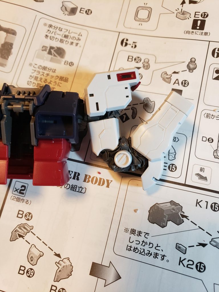 腕はカバーの関係で可動範囲が制限されますのでアレックスのような腕部装備はあまり向かないです(笑)
最初は腕部ガトリングとかつけようとしましたがこの時点で廃案〜