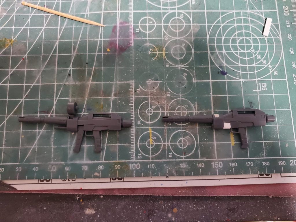 ## ビームライフル
センサーとグリップの所を溶きパテとプラ板で埋めてそれっぽくしました。