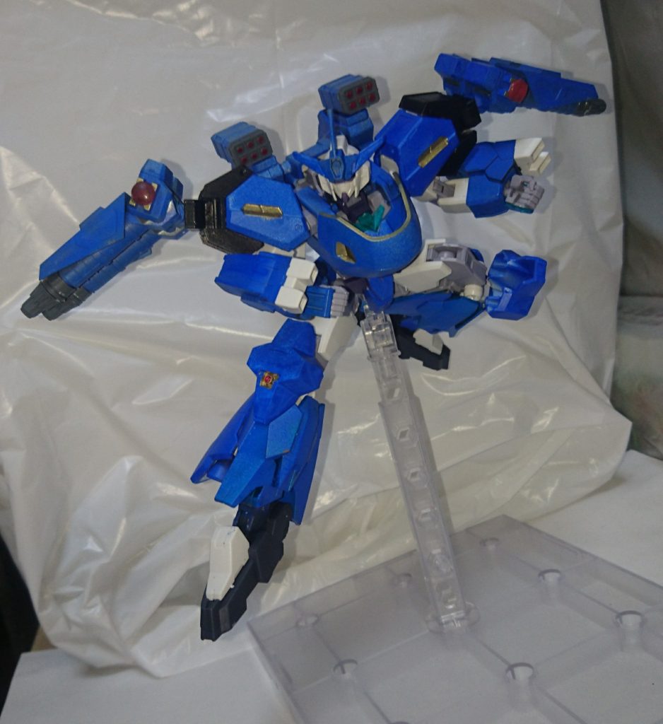 背部ブースターやリニアレールガンはかなりの範囲で可動します。