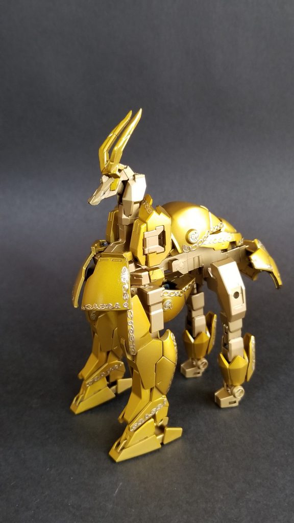 山羊座の聖衣は着脱可。オブジェ形態も再現しました。