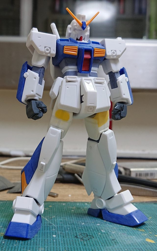 前回より追加した加工は、
1.二の腕を前後左右に約1mmづつ幅増し。
2.ウエストを前回よりも更に約1mm延長。
3.ウエストを延長したことにより下腹部のスペースが広く目立つので、コックピットブロックを切り離し、約0.5mmほど下げ、腹部側にプラ板でフタをする。
追加加工は以上です。
つや消しクリアーを吹いた時に湿度がかなり高かったらしく、少し吹いただけで白く濁ってしまったので焦りました。
何とかリカバリーが上手く行ったみたいなので良かったです。