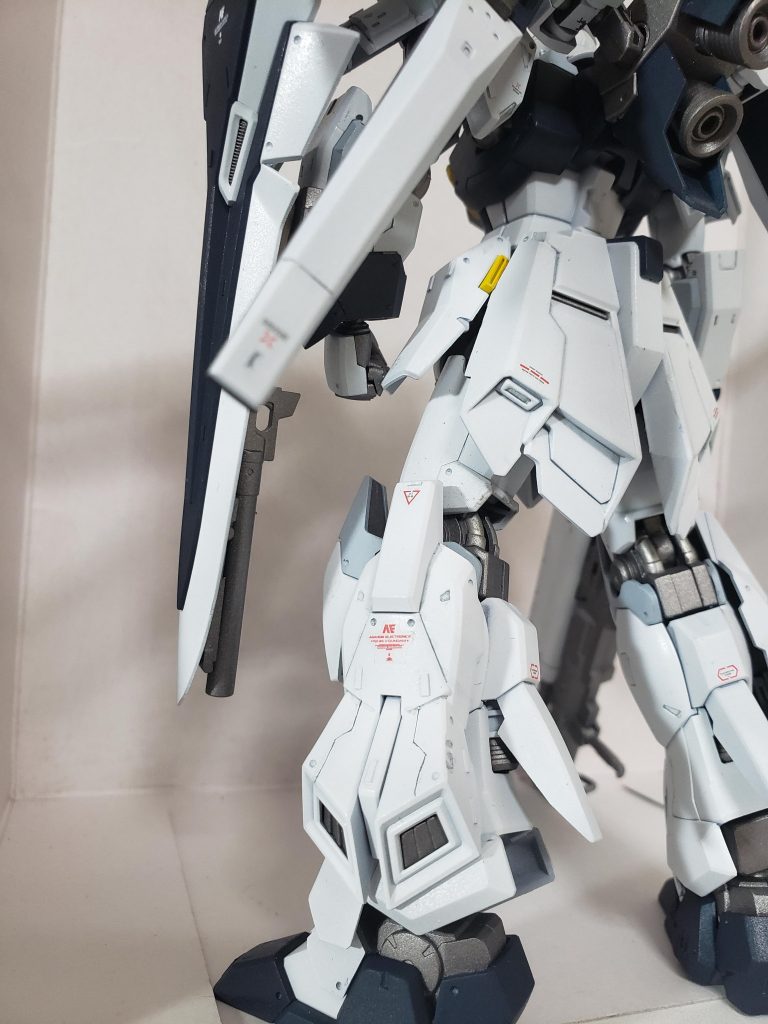 見ての通り、スジボリはフリーハンドです。