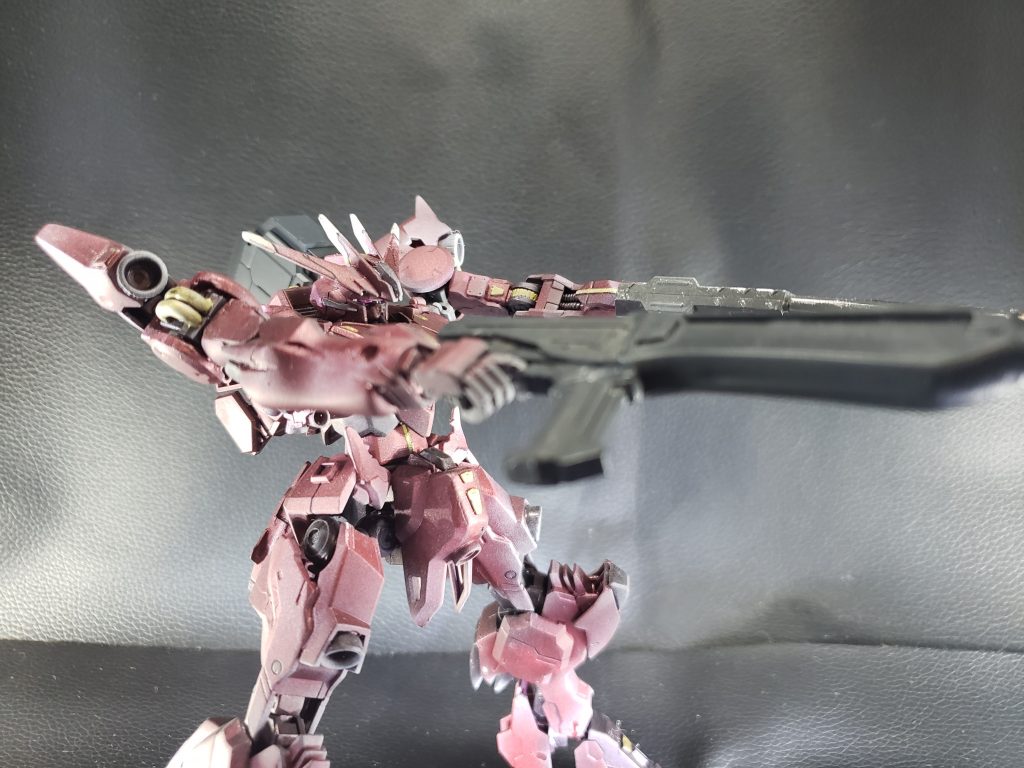 見辛いですが、ライフルはパテとプラ板とジャンクパーツで制作。
ショットガンはHGカバカーリーからそのままもってきました。