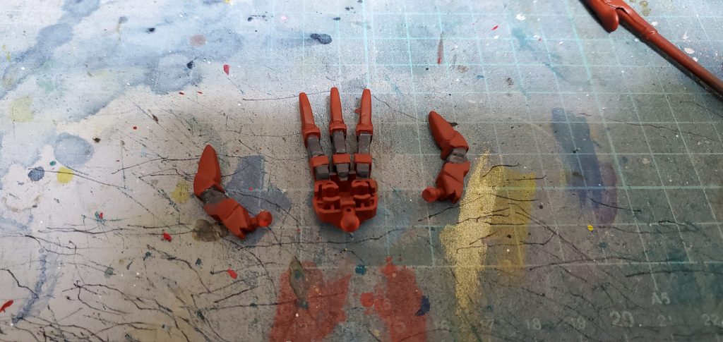 右腕であるゼルトザームアルムとバスターランチャー兼用のシールドバインダーは全体がより暗い印象となるように基本色をオレンジ系からダルレッドに変更しています。
また、アルムは肉抜き穴が目立ったので埋めています。