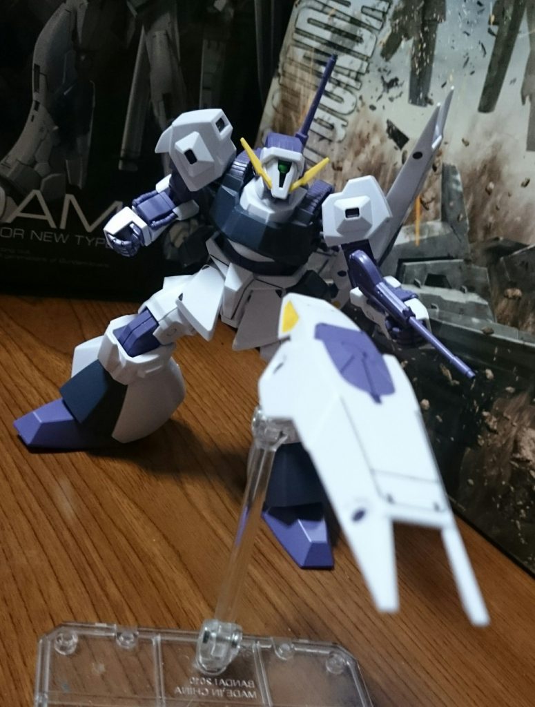 背中のバインダーは有線式で飛ばすことも出来るとか。……まぁユーラヴェンのようにリード線を取り付けられるわけでも、スタンドに対応してるでもないんスけどね。画像はただスタンドに乗っけてるだけっス