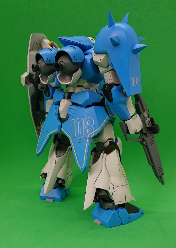 ザク系の感じを受けたので腰のスカートアーマーに黄色いラインをマスキングで入れてます。