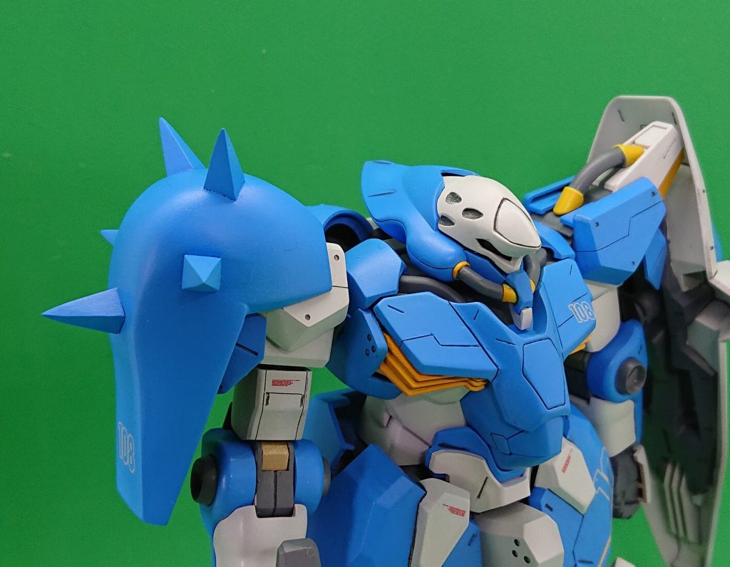 右肩のスパイクアーマーの下部分をプラ板で、延ばしました。