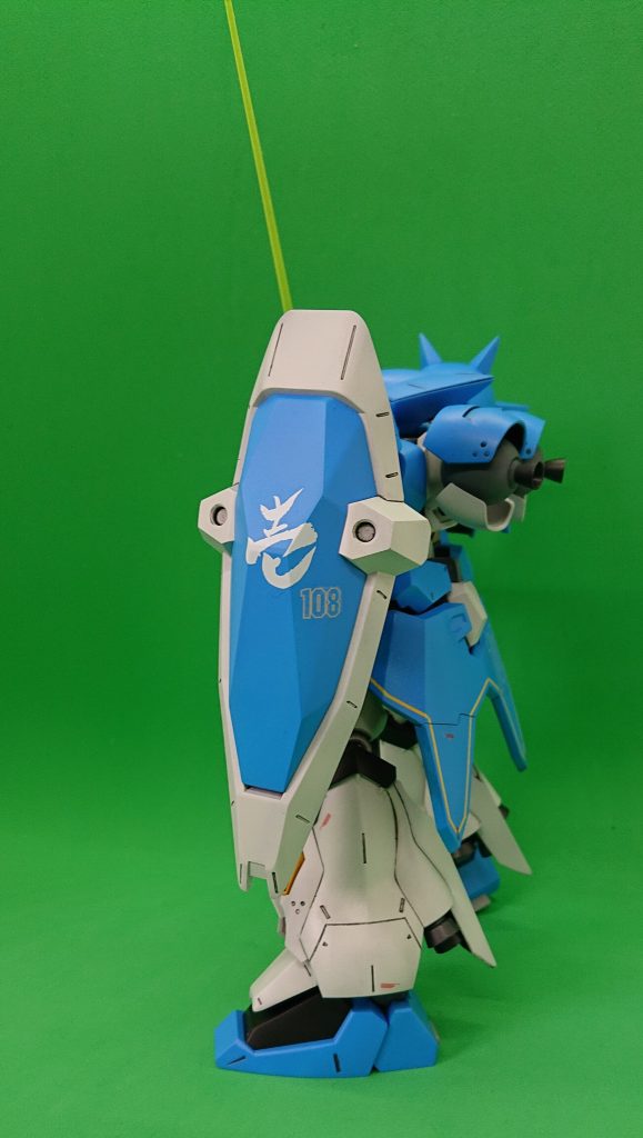 盾にデカールを貼ってます