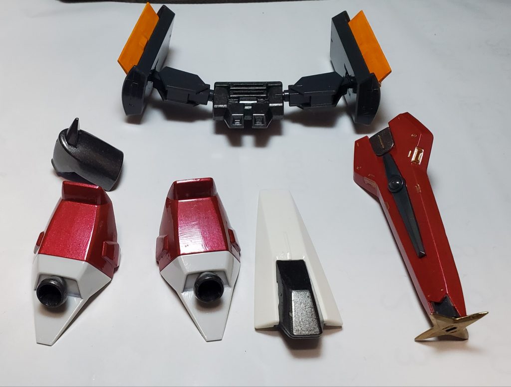 アーマー
バックパック、肩アーマー、シールド、脚部スラスターから構成されています。