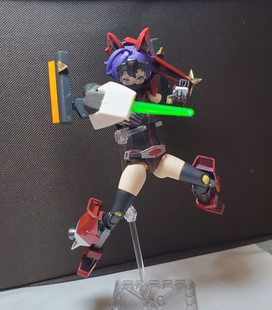 ビームスパイク・光牙-コウガ-
右腕部に装備されたシールドにはビームサーベルユニットが仕込まれており、突撃時にビームのスパイクを打ち込む。
腕部ユニットのアームを使い、前に突き出す事でリーチを伸ばす事が出来る。