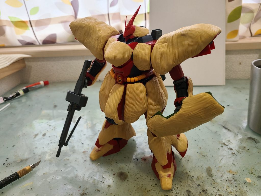 全身の殆どにエポパテを盛っています。
市販のツィンメリットコーティングローラーを使用して盛った箇所は全てコーティングを施しています。
その他の改造は手足と頭部の関節を合わせたぐらいです。