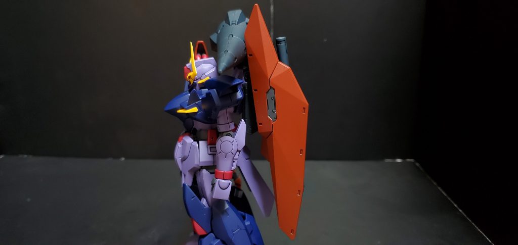 シールドバインダーとフォールディングデストランチャー。
フレキシブルアームでバックパックに接続されています。
砲身は折り畳み式になっています。