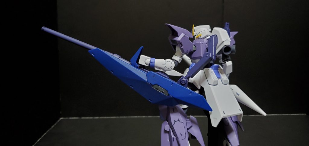 ゼルトザームのものと違いランスは白、シールドは青になっています。構造は一緒です。