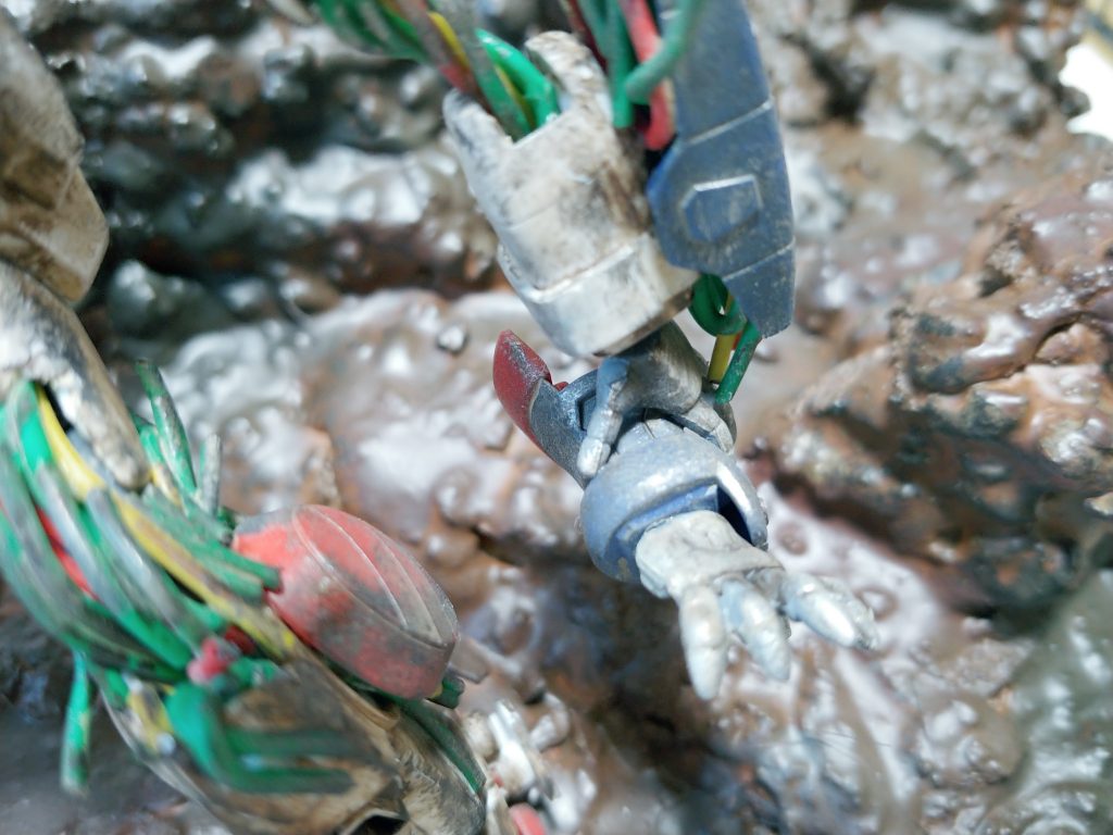 引き抜いた腕はまだ手に持ってます。ドモンはもちろんマスターもターゲットにする勢い