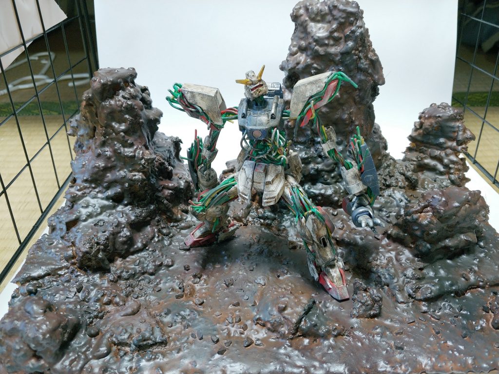 ジオラマもやってみましたが、なんかテカテカ……。埃っぽさというかガサガサ感を表現したかった。つや消しだけじゃダメっぽいですね。なんかいい手ないべか？