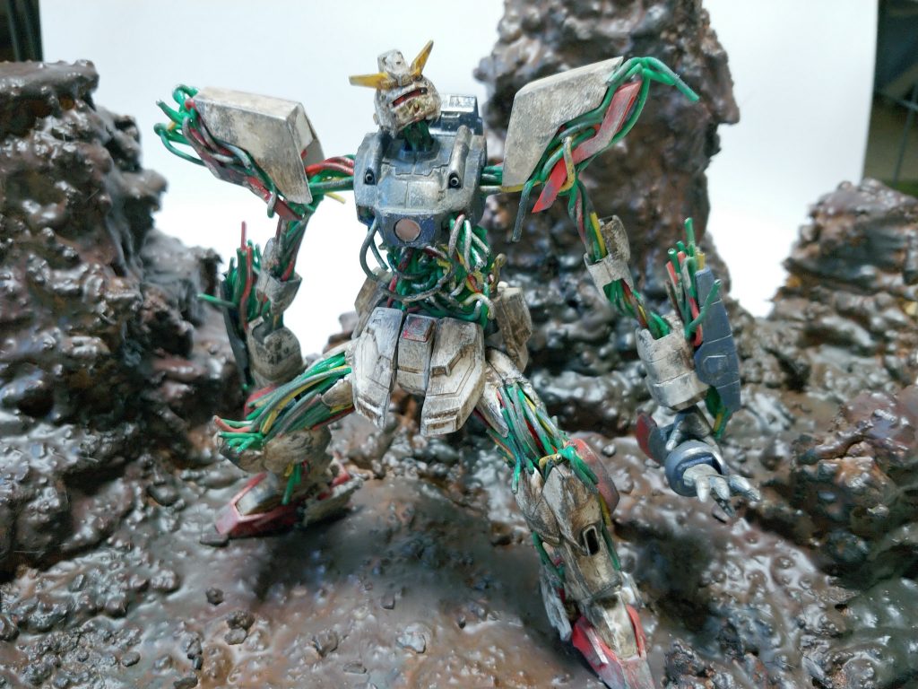 関節とか隙間からはデビルガンダムの『うねうね』で埋めて、腕はでろんと伸ばしました。もっと獣っぽさが出る予定だったんだけど……バルバトスルプスレクスみたいな