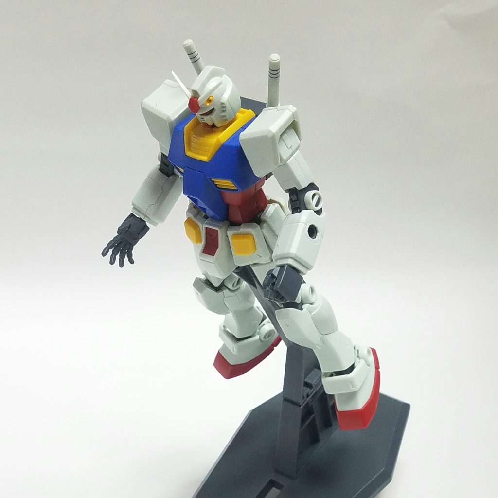 AOZ(怪文書など)ではお馴染みの斜め浮き今まではガンプラの箱やスケッチブックを背景に撮影していましたが、これはお手軽に撮影ブースができて撮るのが楽しくなりそう。照明が暗いのと画用紙にシワができやすいのが難点ですかね…。 