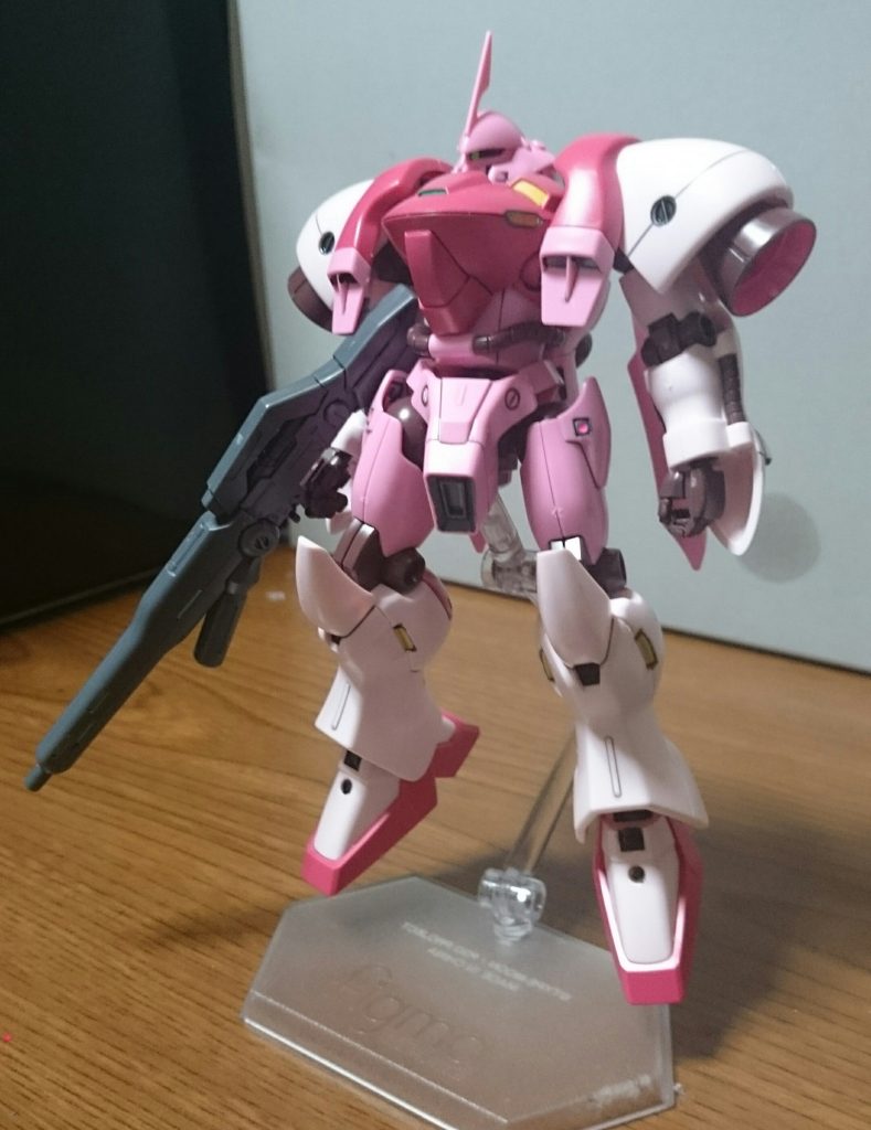 ・ガーベラ・テトラ(キララ仕様)
こちらはキララ自身が作った頭部がブレードアンテナな方っス。
元のガーベラのパーツは全て付属してるんで、ファンが作った4話ver.も再現できるっスよ。
シールでも補完されてないイエロー部分で、またバーニアの内部をピンクで塗装してるっス。
シールはモノアイのブラックとグリーンのみ使用してるっス