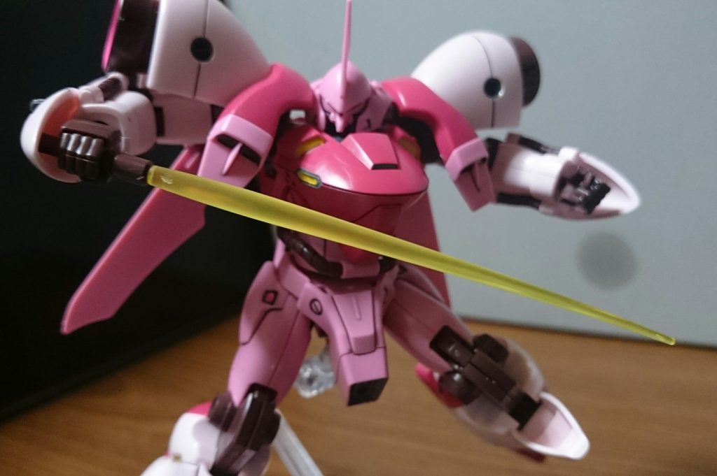 ・ビームサーベル
イエローのクリアパーツはヤスリスティックで磨いてるっス。またギミックは再現されてないっスけど、太股の内側にサーベル柄をマウントする箇所のモールドはあるっス