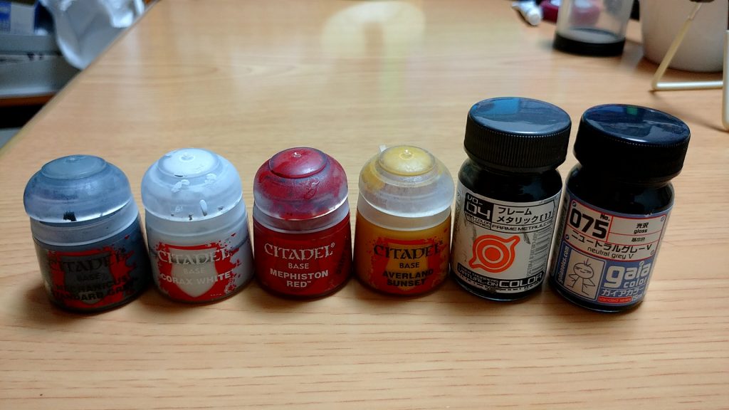 使用塗料はメインの4色はシタデルカラー。関節はガイアカラーのフレームメタリックです。