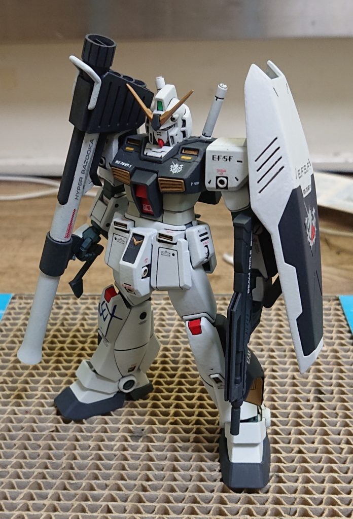 アレックスの文字デカールが勿体なかったので膝にあしらってみました。