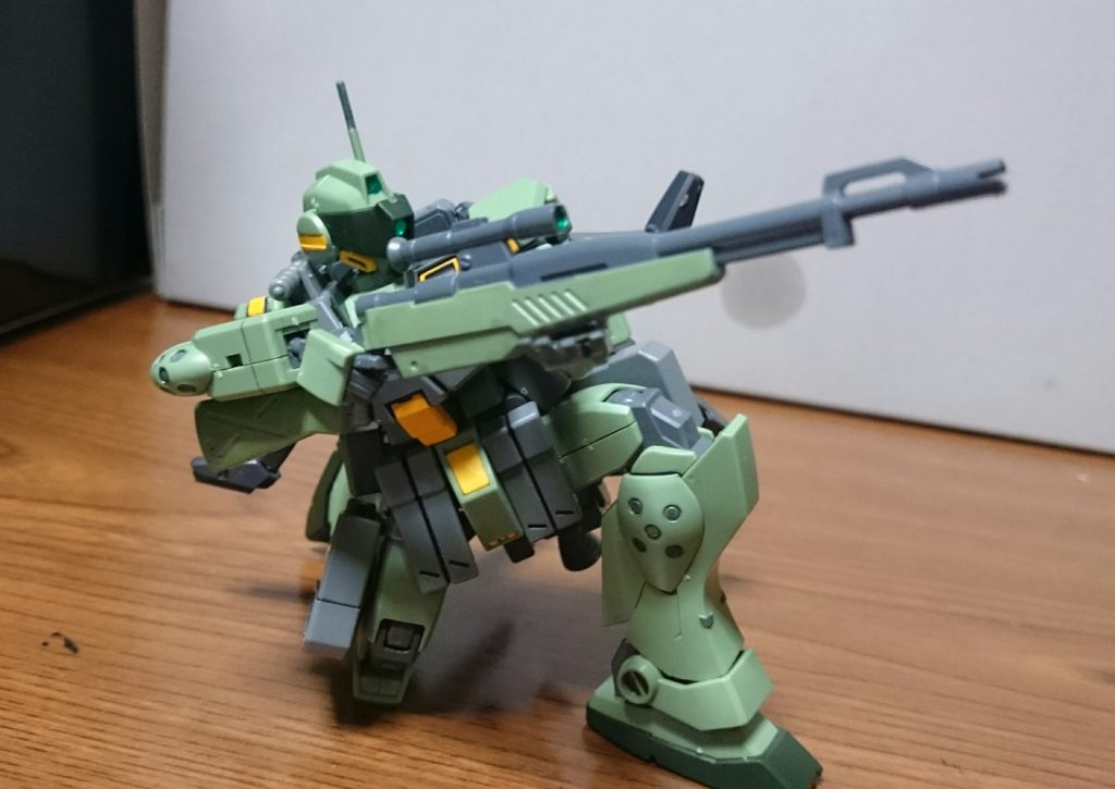 実体弾のスナイパーライフルも付属。というかプチモビを除くジムスナ2のパーツ全てが付属してるんで、ジオン鹵獲カラーのようなジムスナ2も組めるっスよ。
スナイパーライフルはMGの物を参考に塗装してるっス。
ちなみに膝立ちは画像でかなり精一杯っス。というかこの画像も撮影の角度でかなり誤魔化してるっス